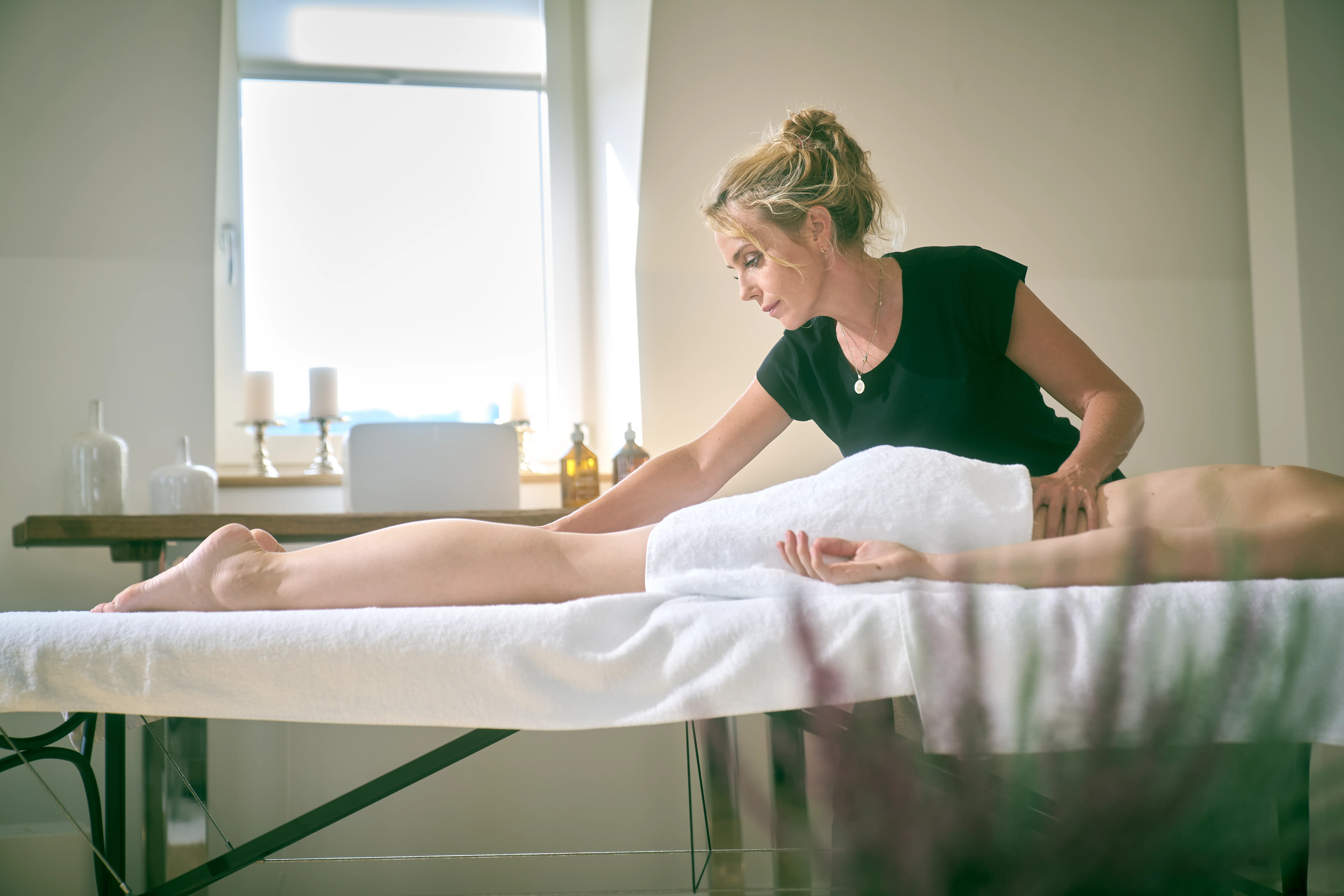 Therapeut die massagetherapie behandeling geeft aan cliënt bij Paracelsus Recovery