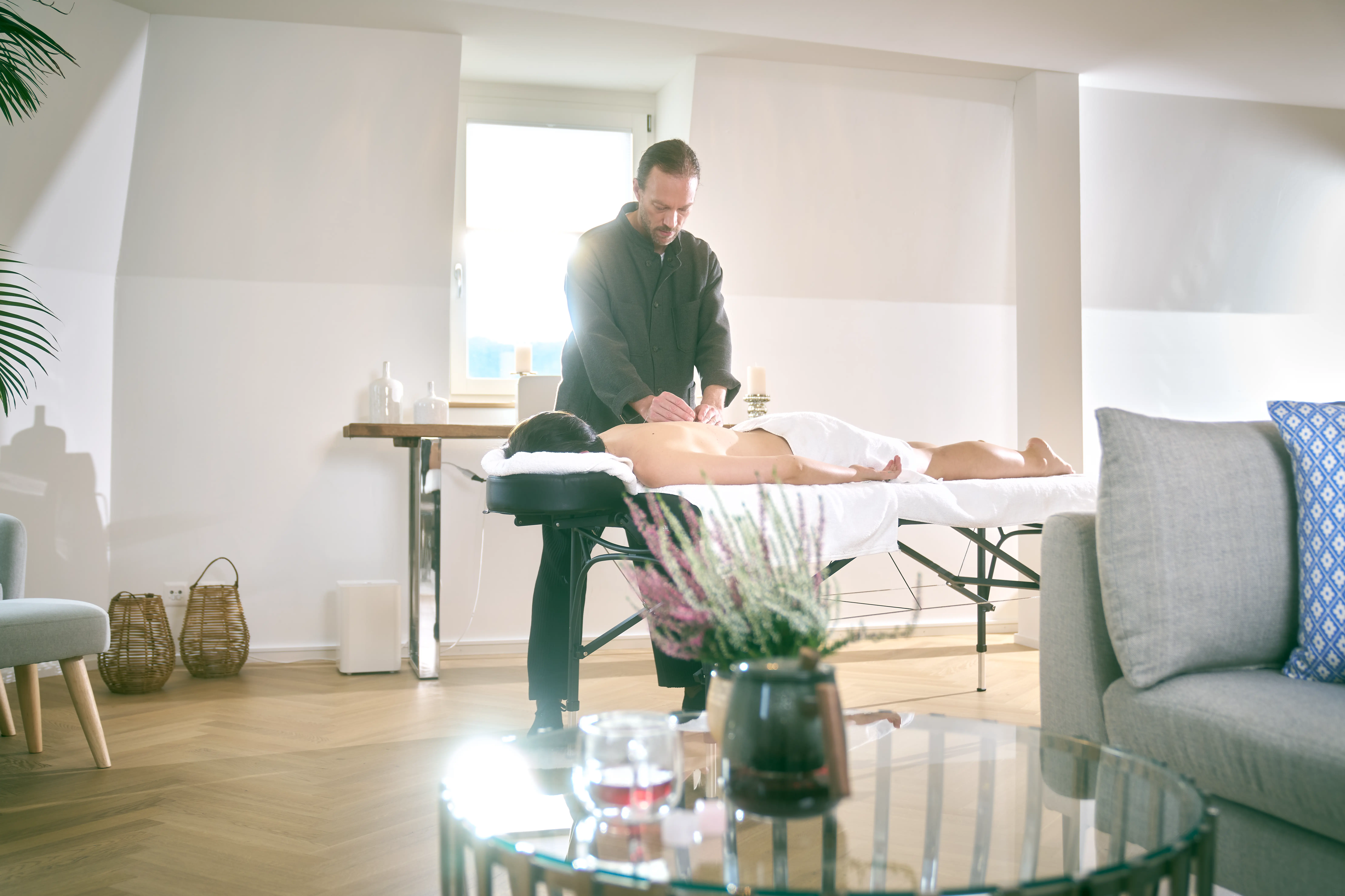 Spa behandelsessie bij Paracelsus Recovery met ontspannende massagetherapie