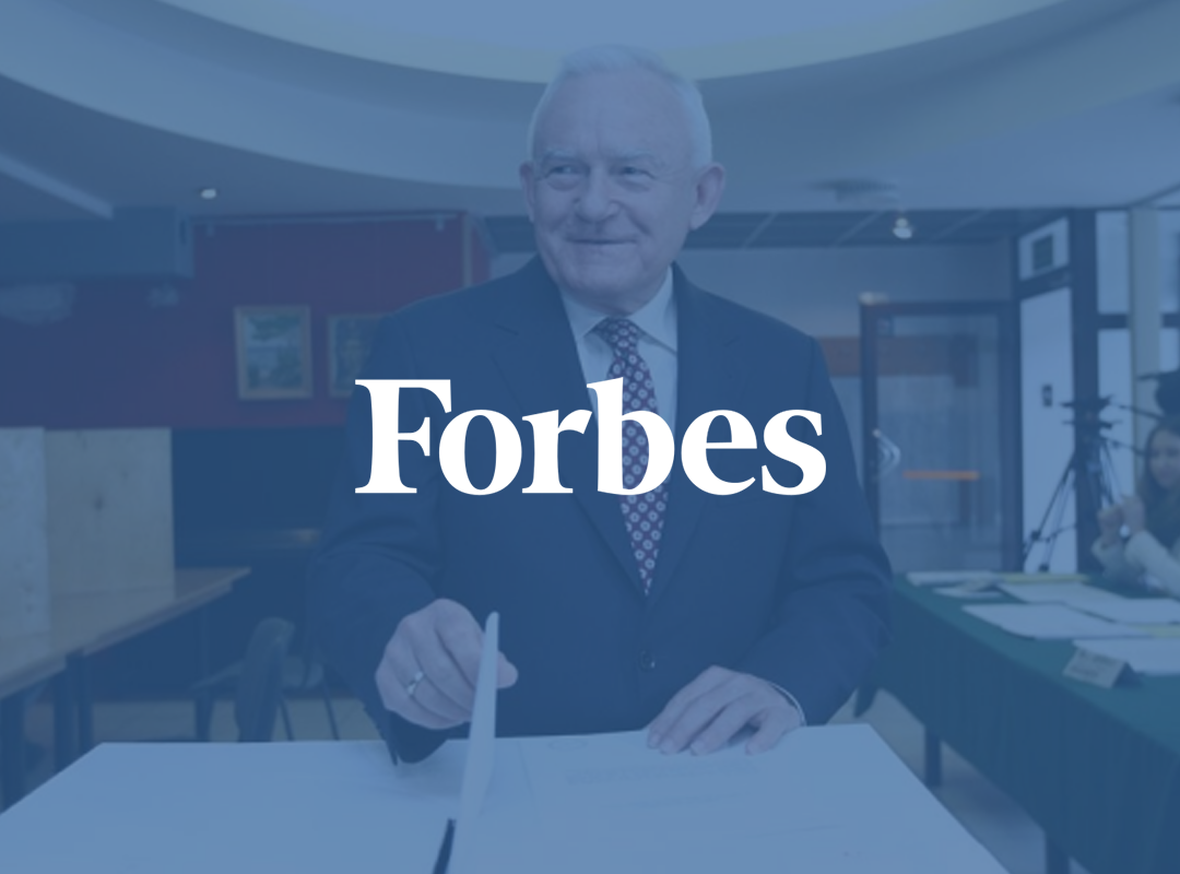 Forbes-artikel over rijken en machtigen die de Covid-vaccinatiewachtrij proberen over te slaan