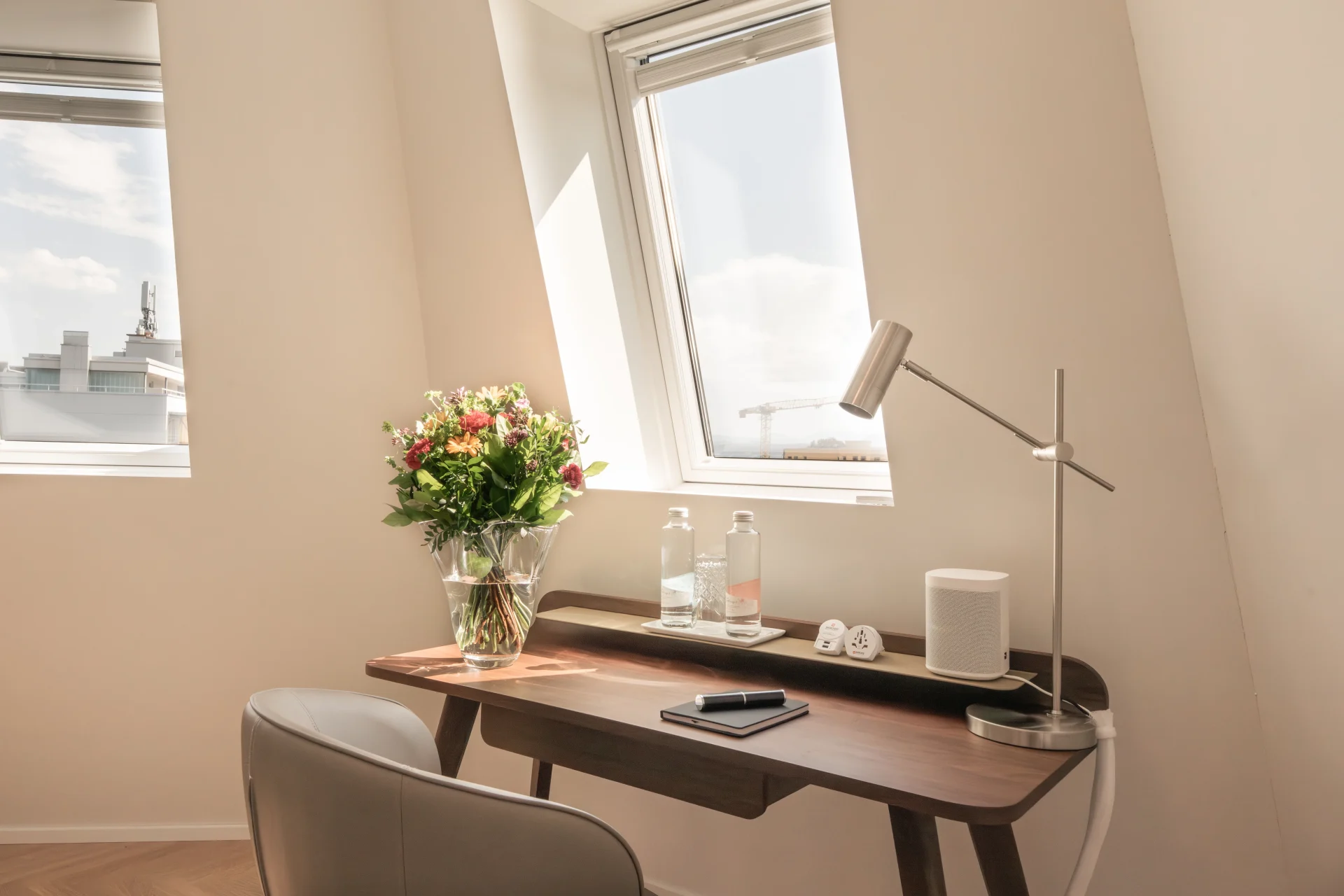 Raamuitzicht vanuit de Serenitas residentie met uitzicht op het Meer van Zürich